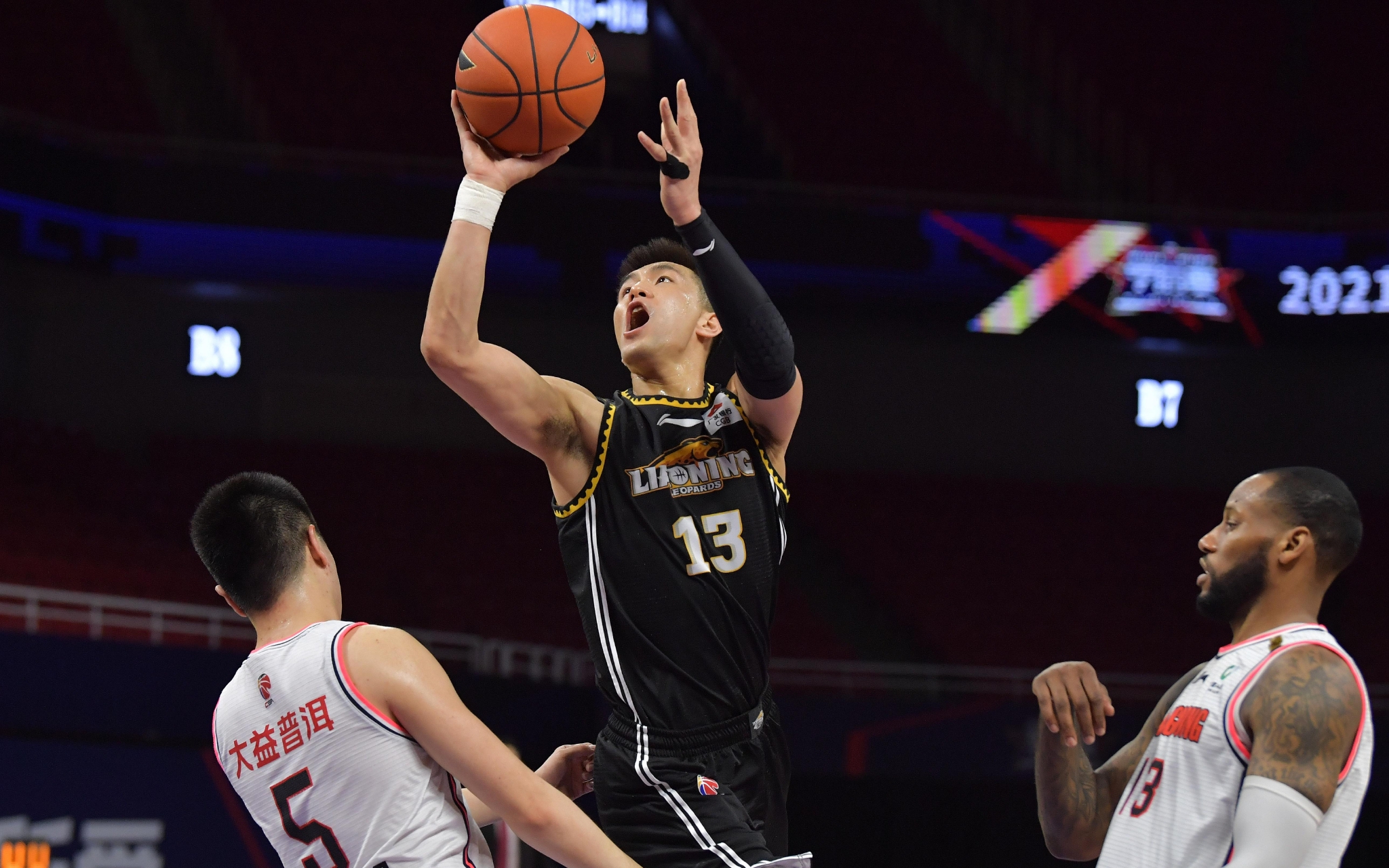 赛场上曾因 赛场上曾因